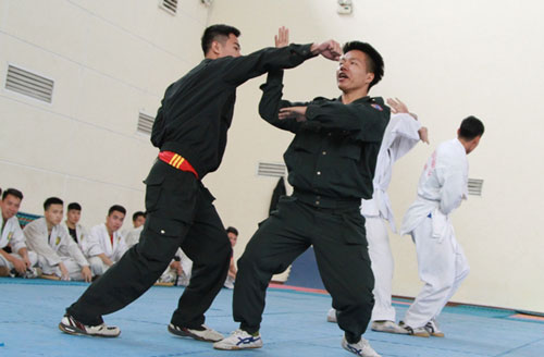 Ngoài bắn súng, các học viên Học viện CSND giành nhiều giờ học mỗi tuần để luyện tập võ thuật